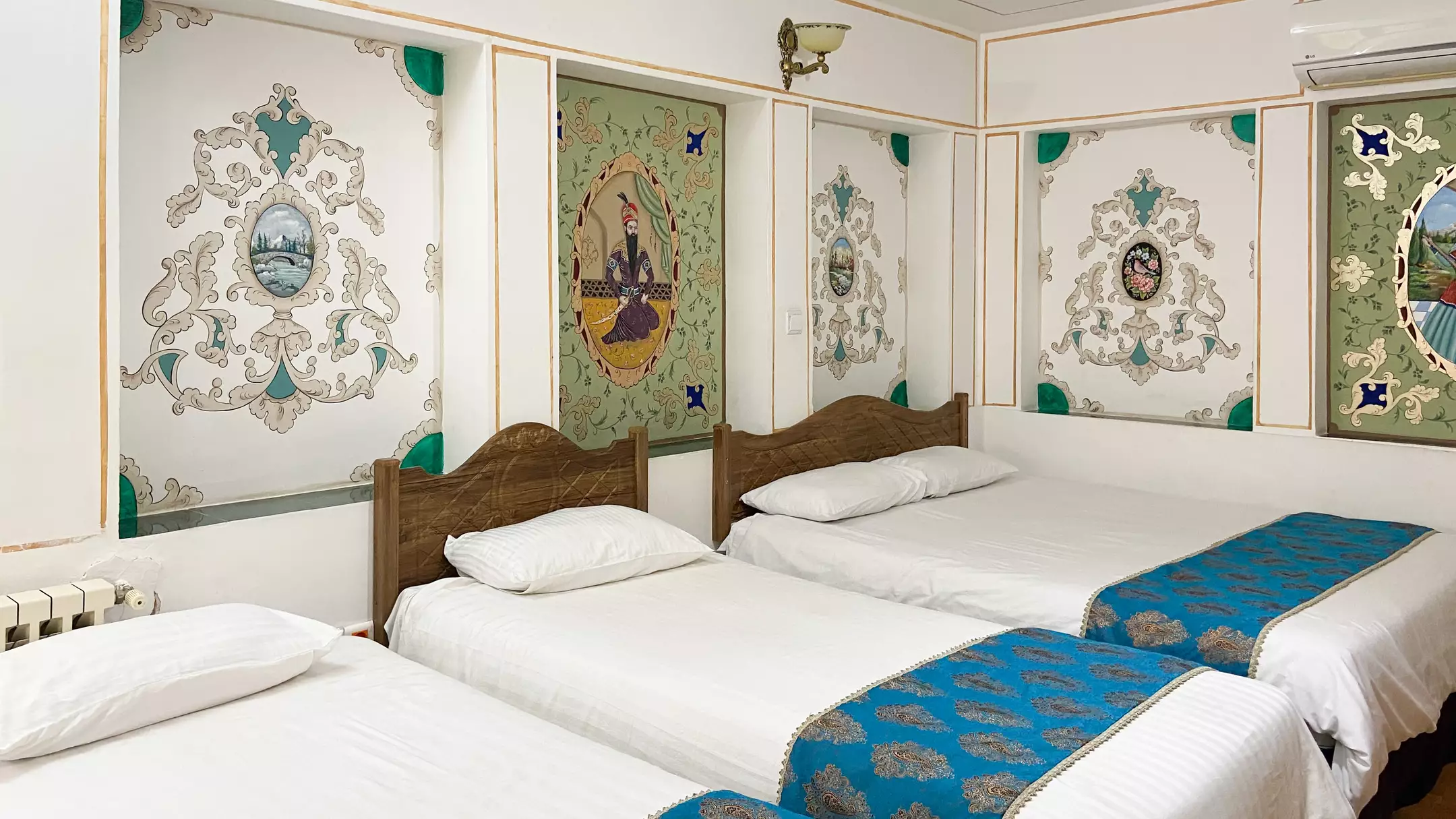 Alibaba https://cdn.alibaba.ir/ostorage/hotel-accommodation-images/67031f8e0fe27c5a5df8ef96_a6734f60-ac40-4f91-8b3f-c184dc0f00bf_چهارتخته قاجار (2).webp